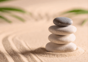 tas de galets sur du sable